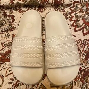 Sz 8 adidas adilette ayooo slides